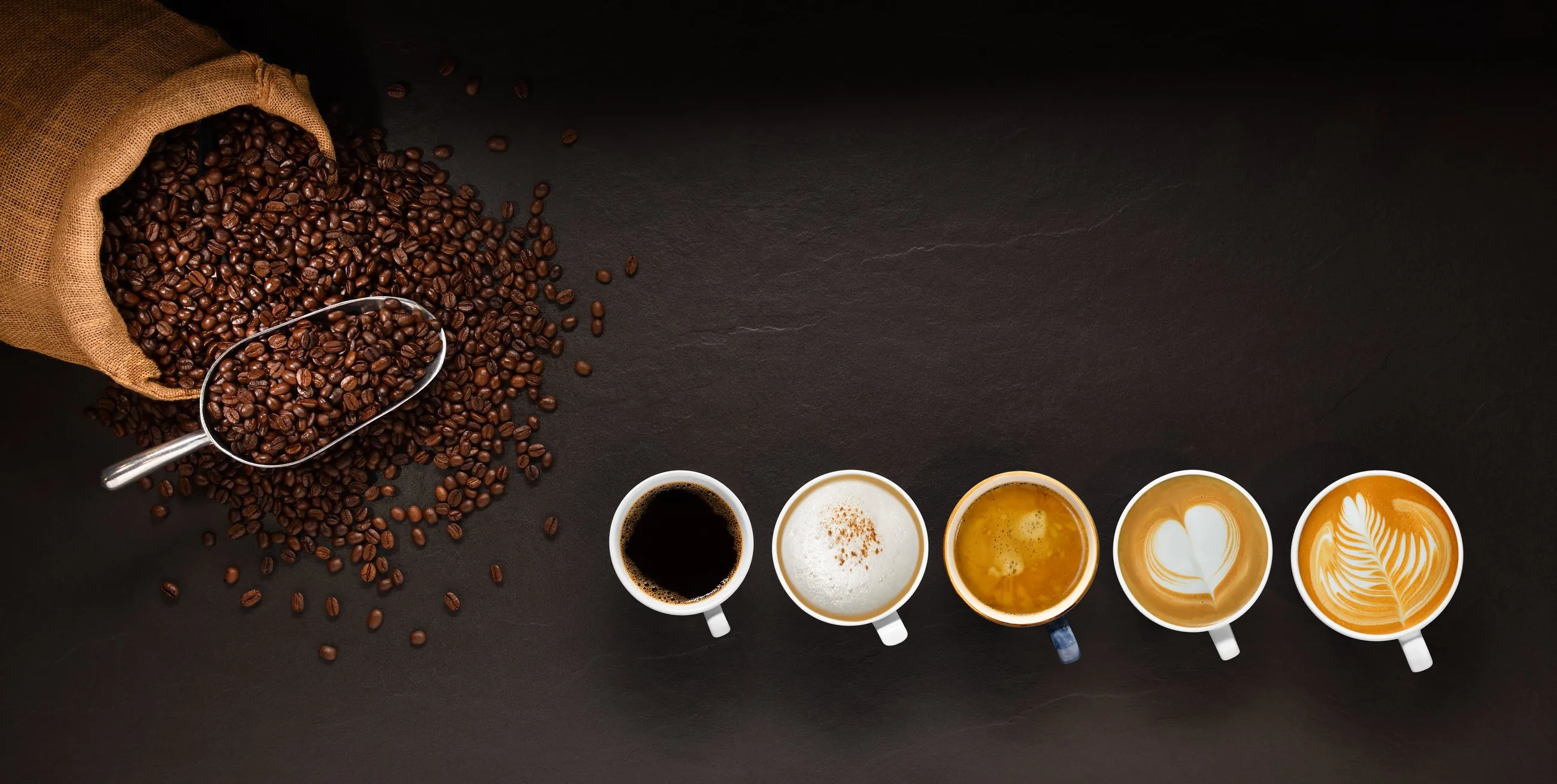 Geröstete Kaffeebohnen und Kaffeetassen