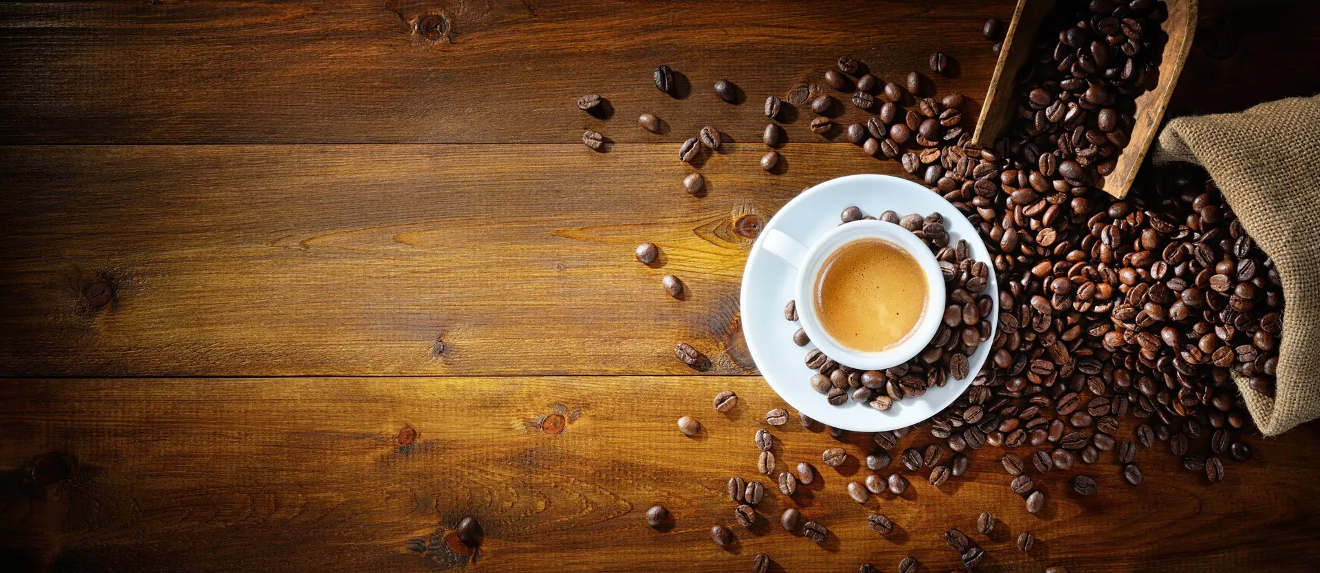 Kaffeetasse mit Kaffeebohnen auf einem Holztisch
